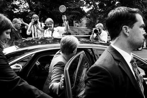 Angela Merkel steigt in einen Wagen