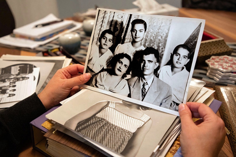Ident•i•gration untersucht, wie sich Identität in unserer globalisierten Welt formt. Die Fotografinnen Schmoo Theune und Susann Tischendorf stellen uns mit hybriden Erzählformen zwischen Fotografie, Texte und Archivmaterial sechzehn Personen aus verschiedenen Generationen und mit ganz unterschiedlichen Lebensgeschichten vor.