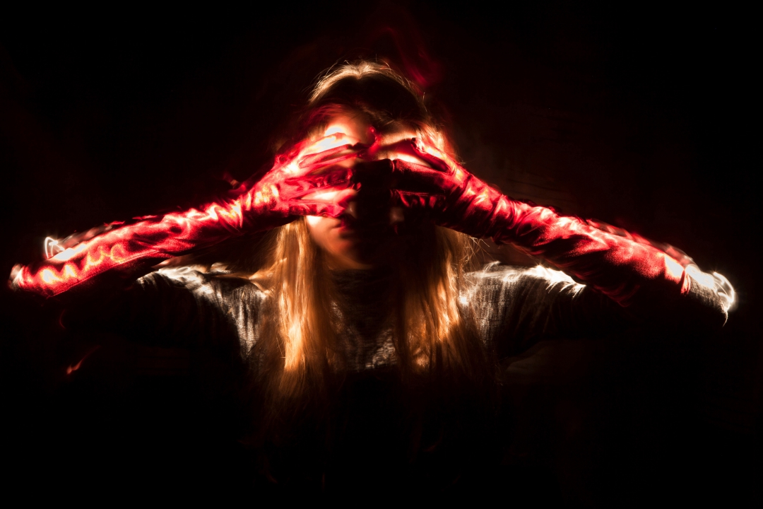 Blinde Fotograf:innen: Frau mit roten Handschuhen